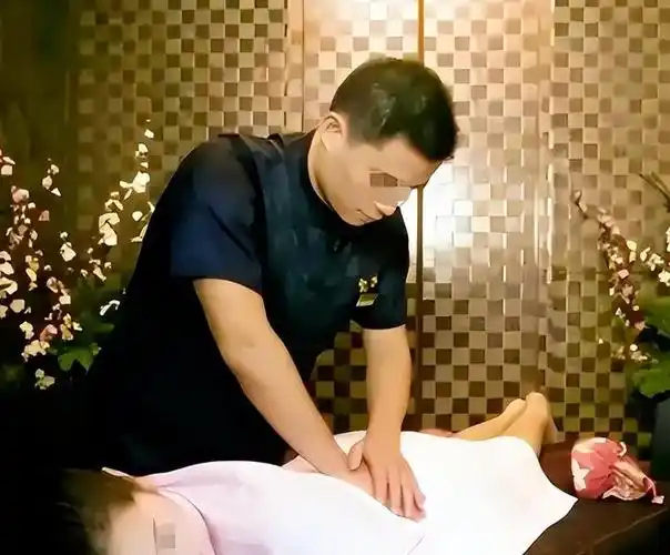 上海品茶高端私人喝茶工作室的私密茶室环境，雅致东方茶席与柔和灯光