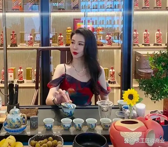 上海品茶茶室环境中的茶具与茶席细节，紫砂壶与白瓷杯